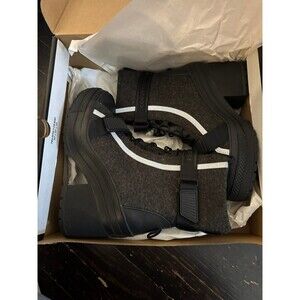 Converse Boots size 9 Black & mint